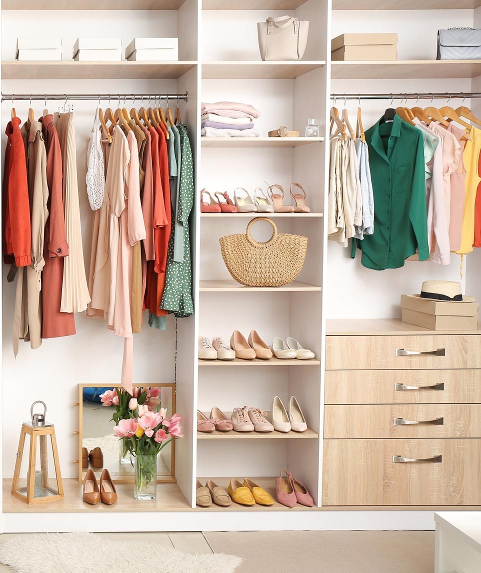 Come organizzare i vestiti nell’armadio: consigli, trucchi e regole d’oro