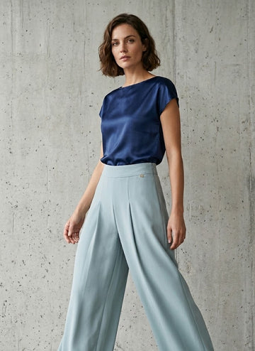 Schwarz Blau