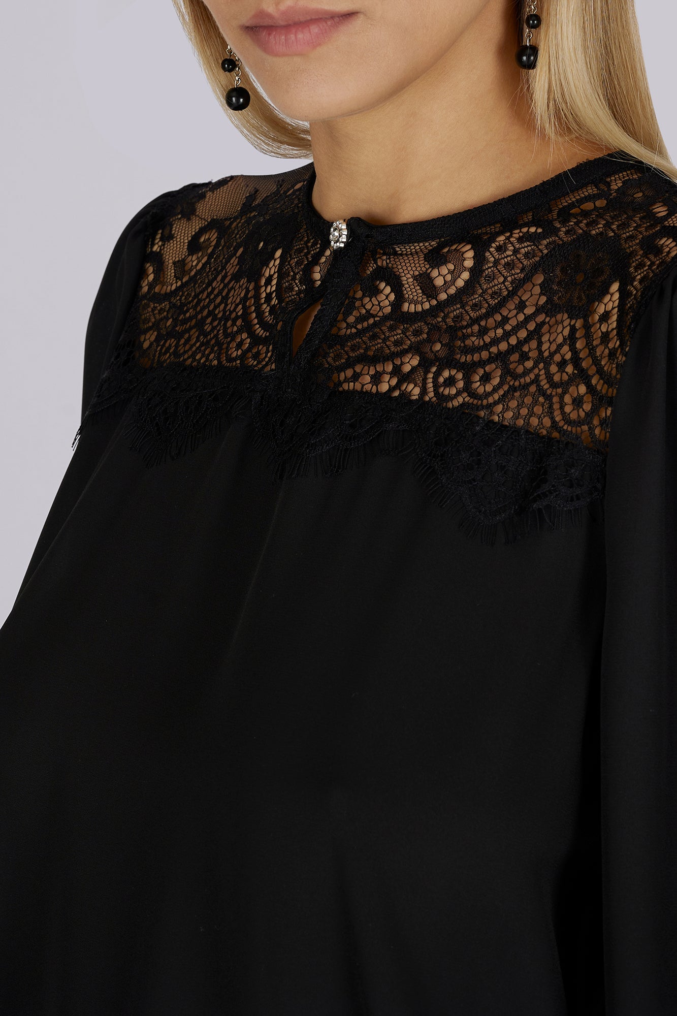 Blusa carré in pizzo