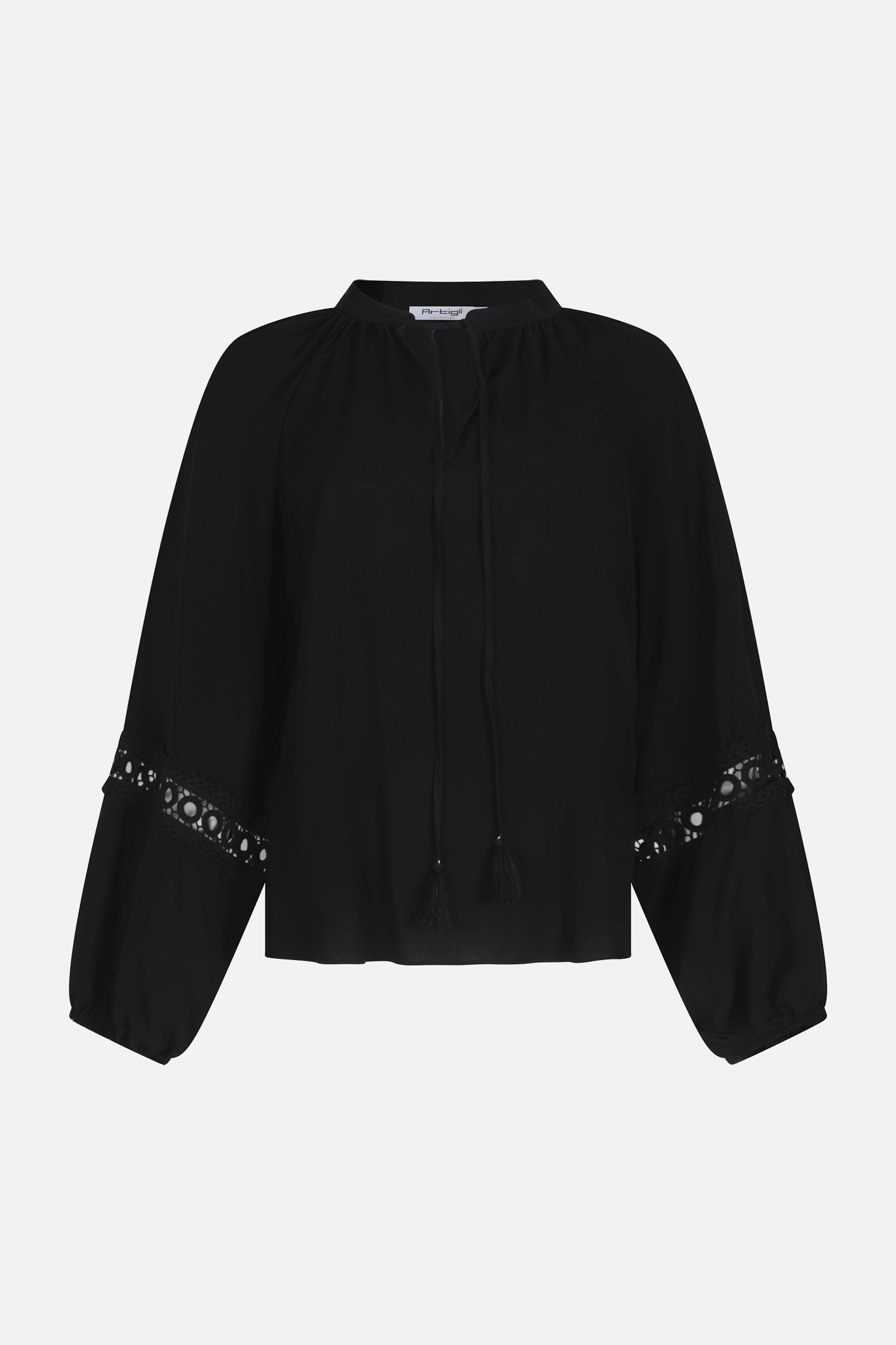 Blusa collo pistagna con macramé