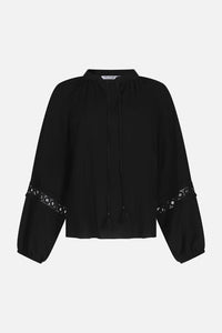 Blusa collo pistagna con macramé