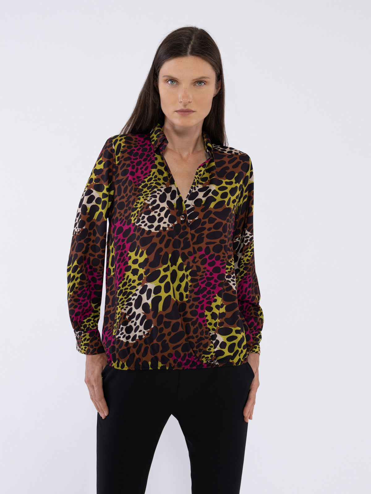 Blusa incrociata con collo