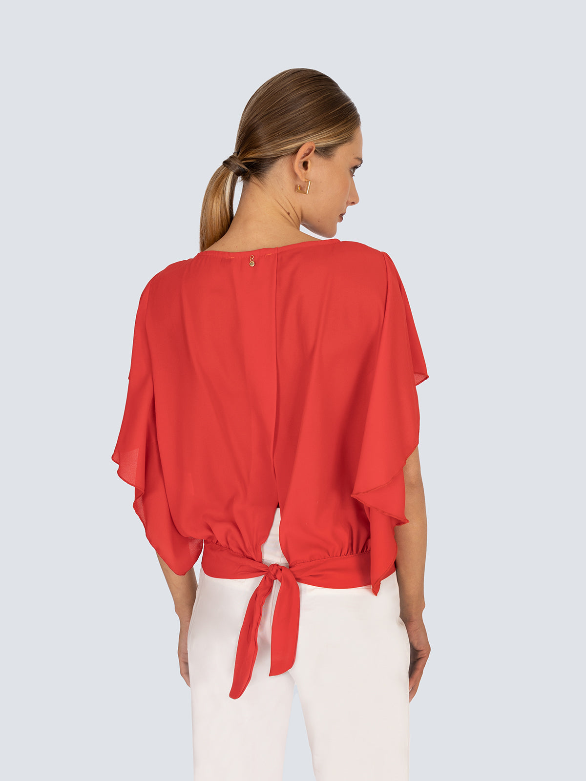 Blusa con fiocco su fondo posteriore