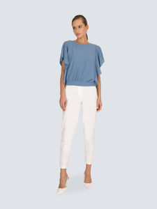 Blusa con fiocco su fondo posteriore