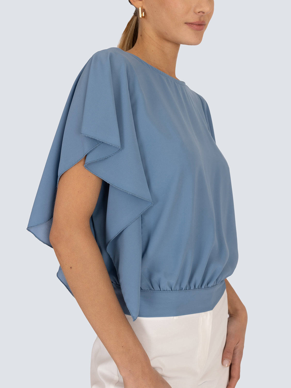 Blusa con fiocco su fondo posteriore