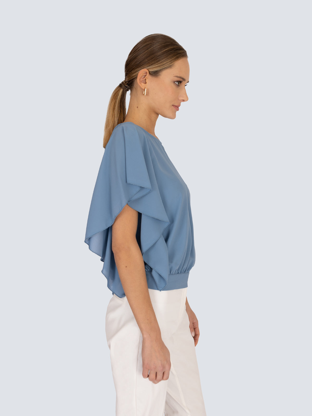 Blusa con fiocco su fondo posteriore