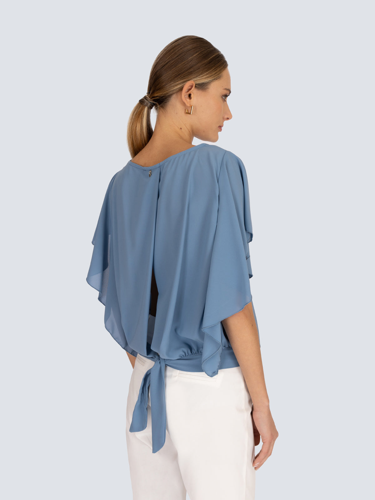 Blusa con fiocco su fondo posteriore